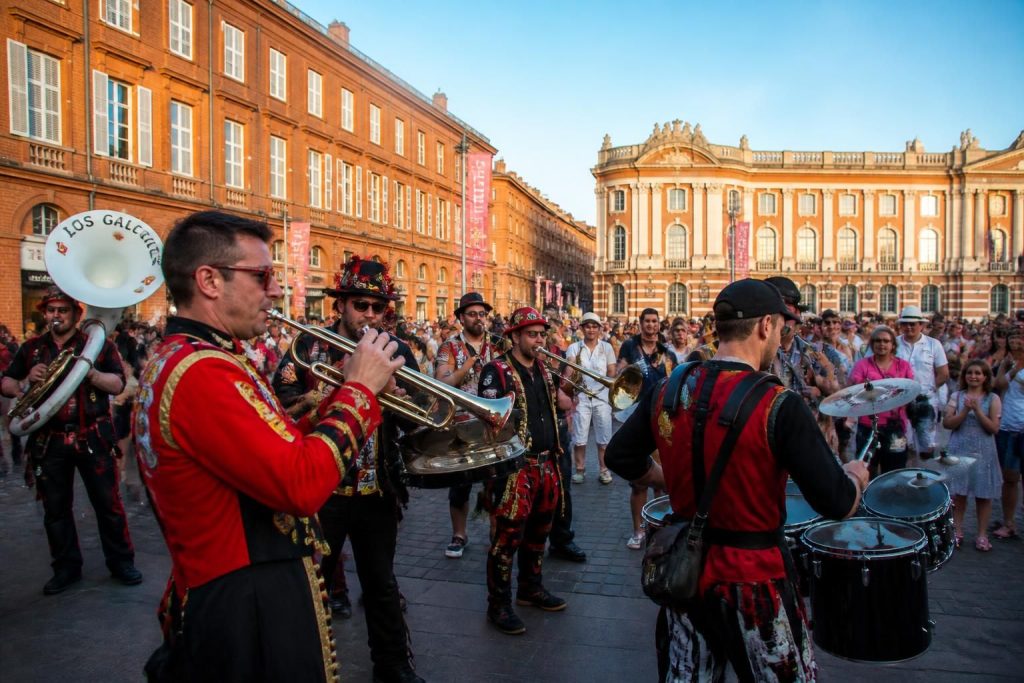 découvrez les meilleures fanfares de toulouse et ne manquez aucun événement incontournable pour vibrer au rythme des cuivres et percussions dans la ville rose.