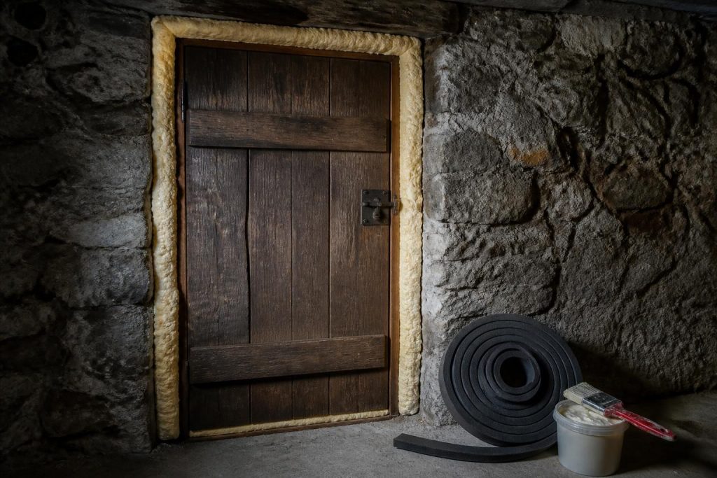découvrez des méthodes efficaces pour isoler votre porte de cave et maintenir une fraîcheur optimale toute l'année.